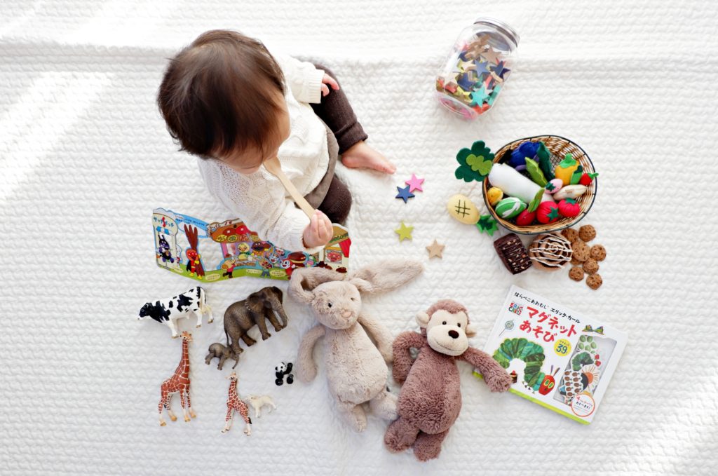 bébé vu de haut avec des jouets pour illustrer la formation petite enfance